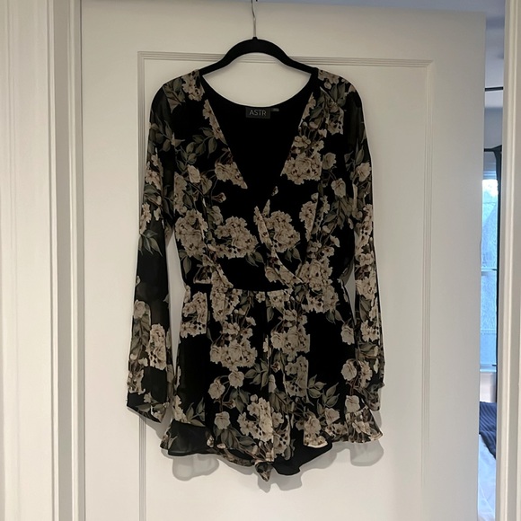 ASTR Women’s Black & Floral Long Sleeve Romper - Picture 1 of 3
